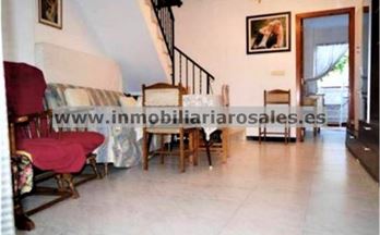 venta casa unifamiliar baena bien de obra, con patio.