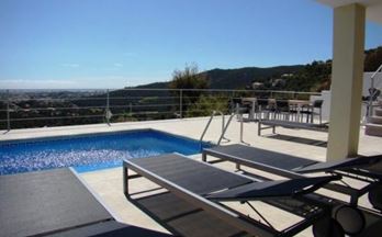 chalets con terraza cerca de la playa en venta