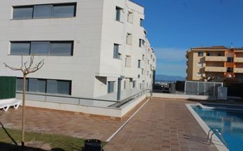 2  pisos y apartamentos en venta amueblados l´ escala