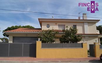 venta chalet massos de comarruga calle eugeni dorsmasia blanca