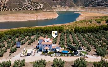 venta villa iznajar outskirts