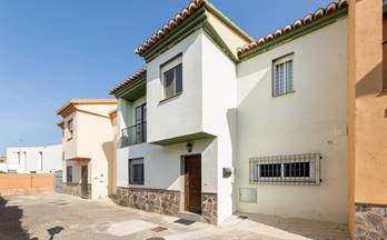 venta chalet adosado otura urb. las piramides