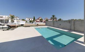 24 casas en venta en empuriabrava con piscina